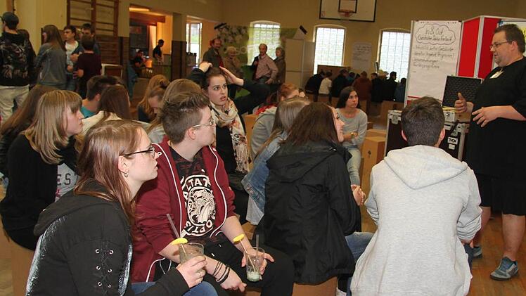 Stefan "Bonsai" Lehner ermittelte, wann die Jugend überhaupt Zeit hat, um an Veranstaltungen und Events teilzunehmen. Foto: Sonja Adam