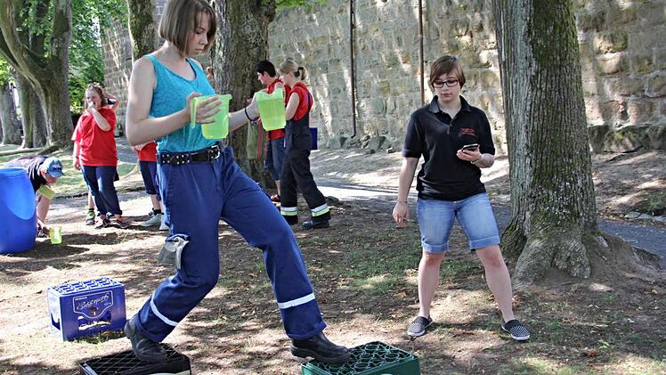 Auf Getränkekästen balancierend mussten mit Wasser gefüllte Messbecher, möglichst ohne Wasserverlust, bis ins Ziel gebracht werden.