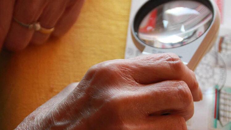 Claudia Lay sammelt seit 60 Jahren Briefmarken. Foto: Carmen Schmitt