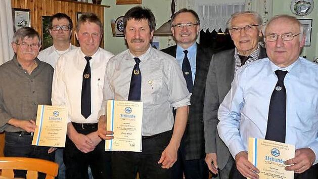 Ehrungen bei der Soldatenkameradschaft Ober-/Unterdornlach. Im Bild (von links) Heinrich Grampp, Ortssprecher J&uuml;rgen Kolinsky, Kassierer Klaus Heinlein, Ludwig Thurn, BKV-Kreisv+orsitzender Winand Beyerlein, Stadtrat Horst Zahr und Vorsitzender G&uuml;nther M&uuml;nch. Foto: privat