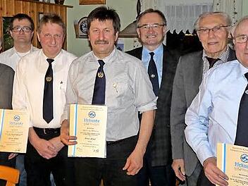 Ehrungen bei der Soldatenkameradschaft Ober-/Unterdornlach. Im Bild (von links) Heinrich Grampp, Ortssprecher Jürgen Kolinsky, Kassierer Klaus Heinlein, Ludwig Thurn, BKV-Kreisv+orsitzender Winand Beyerlein, Stadtrat Horst Zahr und Vorsitzender Günther Münch. Foto: privat