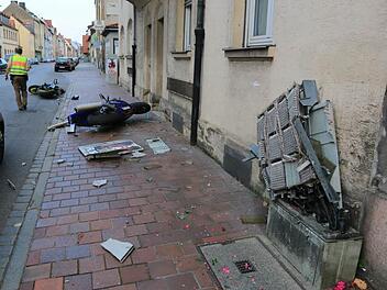 Gegen den Stromkasten an einer Hauswand in der Nürnberger Straße war der Motorrad-Fahrschüler beim Linksabbiegen geprallt - anschließend touchierte er auch ein dort geparktes Motorrad. Der 24-Jährige verletzte sich dabei und musste ins Krankenhaus gebracht werden.  Foto: News5/Merzbach