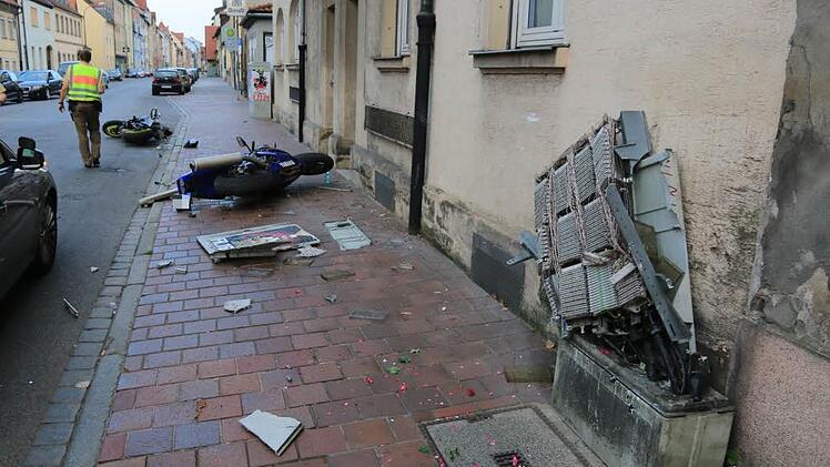 Gegen den Stromkasten an einer Hauswand in der Nürnberger Straße war der Motorrad-Fahrschüler beim Linksabbiegen geprallt - anschließend touchierte er auch ein dort geparktes Motorrad. Der 24-Jährige verletzte sich dabei und musste ins Krankenhaus gebracht werden.  Foto: News5/Merzbach