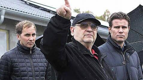 Rudi Ziegler (M.) zeigt Felix Brych (r.) die Stelle, wo das vierte Fußball-Feld auf dem DJK-Gelände entstehen soll; links DJK-Jugendkoordinator Mario Zukolo. Foto: sportpress