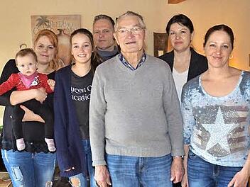 Im Kreise der Familie des Geburtstagsjubilars gratuliert 2. Bürgermeisterin Angela Hofmann (2.von rechts) Justin Köstner (vorne) zum 90. Geburtstag. Foto: K.- H. Hofmann