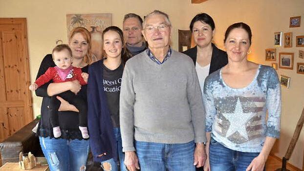 Im Kreise der Familie des Geburtstagsjubilars gratuliert 2. Bürgermeisterin Angela Hofmann (2.von rechts) Justin Köstner (vorne) zum 90. Geburtstag. Foto: K.- H. Hofmann