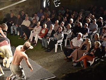 Theater fast zum Anfassen bot die Landesbühne Oberfranken aus Hollfeld im Wallgraben auf dem Schlossberg in Königsberg.  Fotos: Gerold Snater