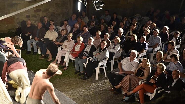 Theater fast zum Anfassen bot die Landesbühne Oberfranken aus Hollfeld im Wallgraben auf dem Schlossberg in Königsberg.  Fotos: Gerold Snater