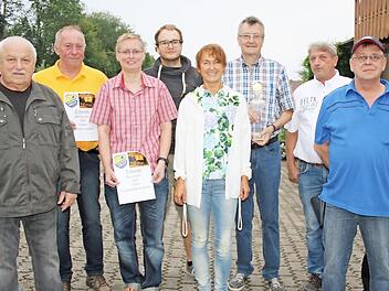 Die Pokalsieger mit Bürgermeisterin und Turnierleiter von links: Stadtrat Benedikt Vonbrunn jun., Berti Kraus, Karlheinz Larisch, Franziska Römer-Kraus, Simon Siedersleben, Bürgermeisterin Christine Frieß,Sieger Bernhard Vonbrunn, Stadtrat Günther Knorr, Willi Teig undVorsitzender Benedikt Vonbrunn sen.  Foto: Herbert Gillig