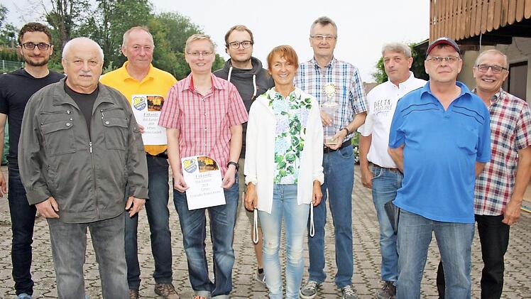 Die Pokalsieger mit Bürgermeisterin und Turnierleiter von links: Stadtrat Benedikt Vonbrunn jun., Berti Kraus, Karlheinz Larisch, Franziska Römer-Kraus, Simon Siedersleben, Bürgermeisterin Christine Frieß,Sieger Bernhard Vonbrunn, Stadtrat Günther Knorr, Willi Teig undVorsitzender Benedikt Vonbrunn sen.  Foto: Herbert Gillig