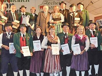 Die Gründungsmitglieder, darunter der damalige Initiator Andreas Scherbel (hinten, Fünfter von rechts)  Fotos: Karl-Heinz Hofmann