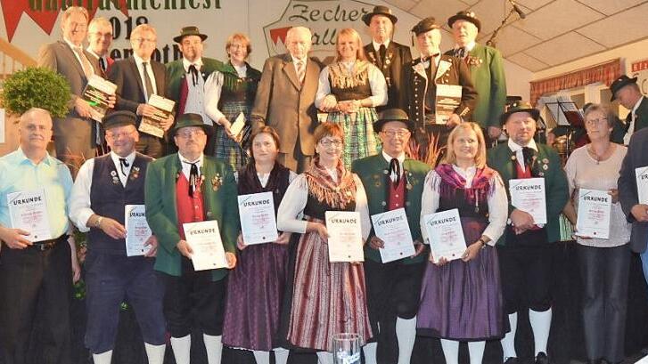 Die Gründungsmitglieder, darunter der damalige Initiator Andreas Scherbel (hinten, Fünfter von rechts)  Fotos: Karl-Heinz Hofmann