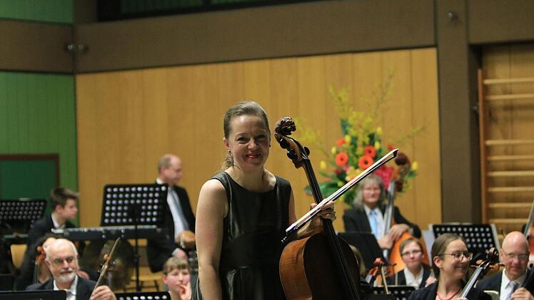 Viel Beifall gab es in Neustadt für die Uraufführung der 2. Sinfonie des in Ahorn lebenden Komponisten Gerhard Deutschmann. Umjubelte Solistin beim Konzert der Musikfreunde unter Leitung von Hans Stähli war die Cellistin  Hanna Pyrozhkova.Foto: Jochen Berger