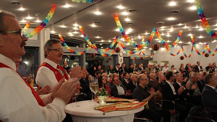 Viel Applaus gibt's für die Darbietung der Teenies der Bad Brückenauer Karnevalsgesellschaft. Foto: Ulrike Müller