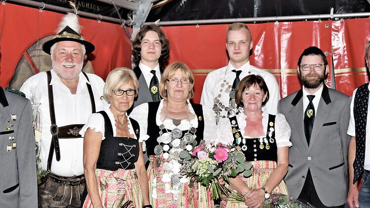 Eine ungewöhnlich lange Amtszeit hat diesmal das Königshaus der Zimmerstutzen-Schützengesellschaft Altenkunstadt zu bewältigen.