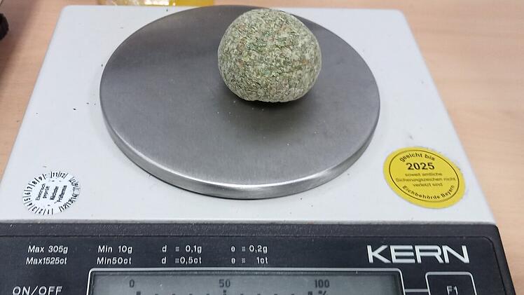 Cannabis-Kugeln bei Zollkontrolle an N&uuml;rnberger Flughafen gefunden