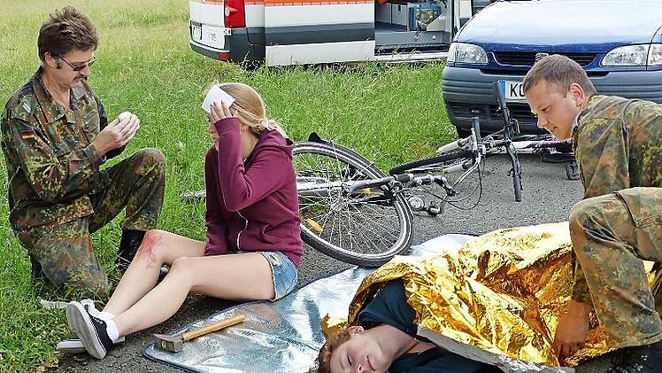 Fit in Erster Hilfe &ndash; an der Station des BRK muss man sein K&ouml;nnen unter Beweis stellen.