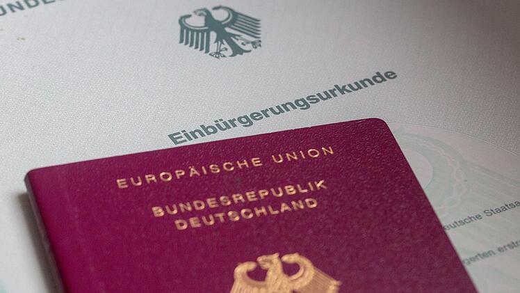 Einb&uuml;rgerungsurkunde und Reisepass