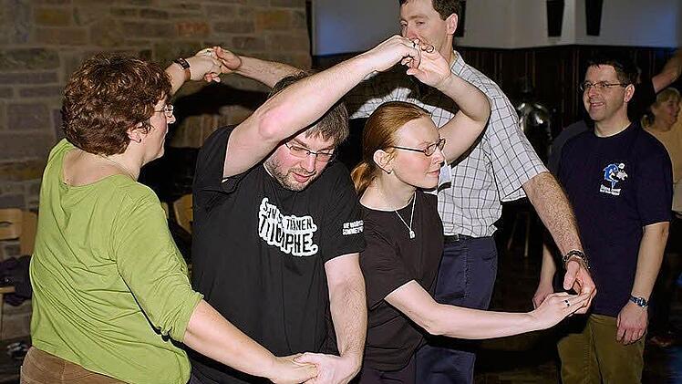 Bernd Menzel (2.v.l.) und seine Frau Sabine (3.v.l.) tanzen einen "Trip to the cottage". Fotos: privat