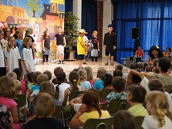 Gebannt folgten die Schüler der Aufführung ihrer Kollegen auf der Bühne.   Fotos: Heike Reinersmann