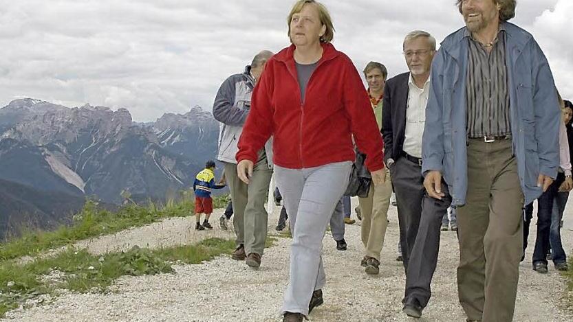 Angela Merkel - hier während ihres Urlaubs 2006 mit dem Bergsteiger Reinhold Messner - fährt wieder nach Südtirol.  Foto: Matteo Villanova/dpa Angela Merkel - hier während ihres Urlaubs 2006 mit dem Bergsteiger Reinhold Messner - fährt wieder nach Südtirol.  Foto: Matteo Villanova/dpa