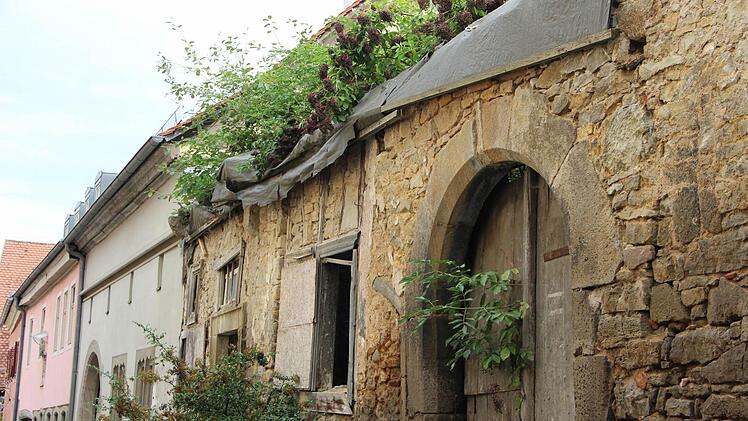 Die Finstere Gasse ist uraltes Münnerstädter Siedlungsgebiet. Hier stand einst auch die Synagoge. Heute verdeutlicht die Gasse mehr als jede andere Straße die innerstädtischen Probleme mit Leerständen und alter Bausubstanz. Foto: Heike Beudert