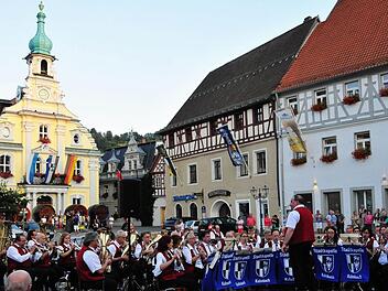 Die Stadtkapelle Kulmbach bei der traditionellen Bierfestserenade am Donnerstagabend auf dem Marktplatz. Fotos: Stephan-Herbert Fuchs