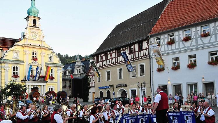 Die Stadtkapelle Kulmbach bei der traditionellen Bierfestserenade am Donnerstagabend auf dem Marktplatz. Fotos: Stephan-Herbert Fuchs