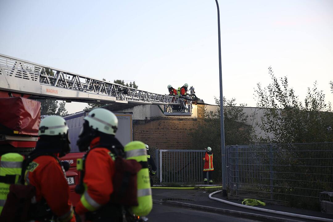 Brand im Gewerbegebiet von Nuernberg