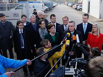 Bundesinnenminister Thomas de Maizière (M.) hat am Donnerstag die Bamberger Rückführungseinrichtung besucht.  Foto: Matthias Hoch