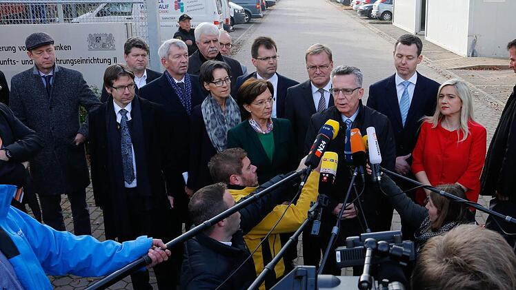 Bundesinnenminister Thomas de Maizière (M.) hat am Donnerstag die Bamberger Rückführungseinrichtung besucht.  Foto: Matthias Hoch