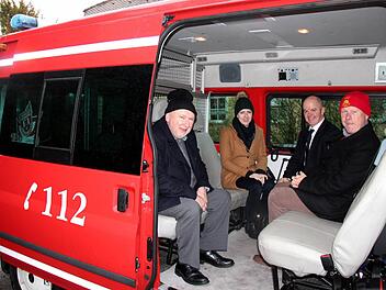 Michael Kilcoyne, Lisa Chambers, Blackie Gavin und Paddy Mahon (v. l.) nahmen in einem Mannschaftstransporter der Höchstadter Feuerwehr Platz. Foto: Johanna Blum