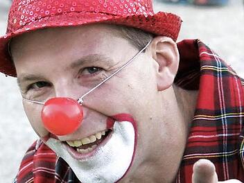 Clown Spaghetti, alias Max Renz ist auch geschminkt als Person zu erkennen.  Foto: Josef Hofbauer