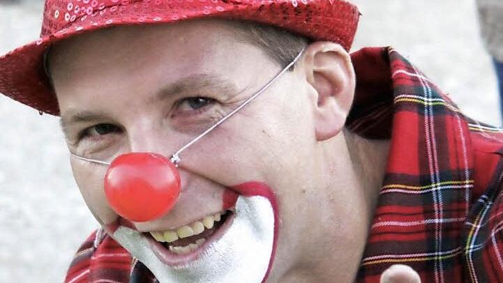 Clown Spaghetti, alias Max Renz ist auch geschminkt als Person zu erkennen.  Foto: Josef Hofbauer