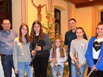 Über das Leistungsabzeichen freuen sich: Dirigent Hubert Ziegler (Dirigent), Hanna Then, Julia Straub, Amelie Then, Maja Wendel und Hannah May sowie Vorstand Michael Mangold.  Foto: Manfred Mellenthin