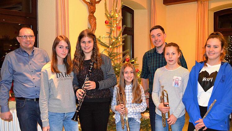 Über das Leistungsabzeichen freuen sich: Dirigent Hubert Ziegler (Dirigent), Hanna Then, Julia Straub, Amelie Then, Maja Wendel und Hannah May sowie Vorstand Michael Mangold.  Foto: Manfred Mellenthin