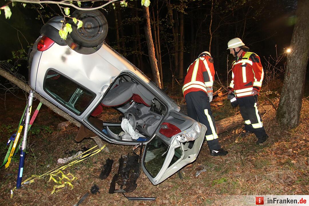 Auto kommt von B303 ab und landet zwischen Bäumen