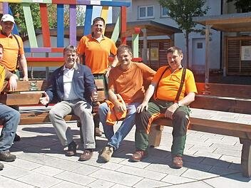 Ein gemeinsames Probesitzen auf den neuen Ruhebänken war angesagt. Von links Revierleiter Max Heindl, Robert Pohl, Bürgermeister Gerhard Wunder, Markus Merkl, Bauhofleiter Stefan Kolb und Karl-Heinz Deuerling Foto: Susanne Deuerling