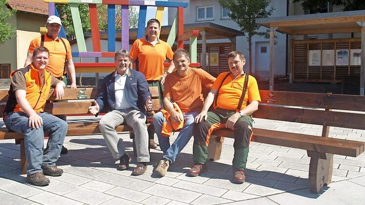 Ein gemeinsames Probesitzen auf den neuen Ruhebänken war angesagt. Von links Revierleiter Max Heindl, Robert Pohl, Bürgermeister Gerhard Wunder, Markus Merkl, Bauhofleiter Stefan Kolb und Karl-Heinz Deuerling Foto: Susanne Deuerling