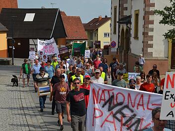 Wie viele Gegner genau am 23. Juni in Stangenroth demonstrierten, ist nicht bekannt, die Polizei spricht von tausend Teilnehmern, die Veranstalter von deutlich mehr. Dass sich einige wenige von ihnen im Ton vergriffen, stößt auch bei den Bürgermeistern auf Kritik. Foto: Archiv/Kathrin Kupka-Hahn