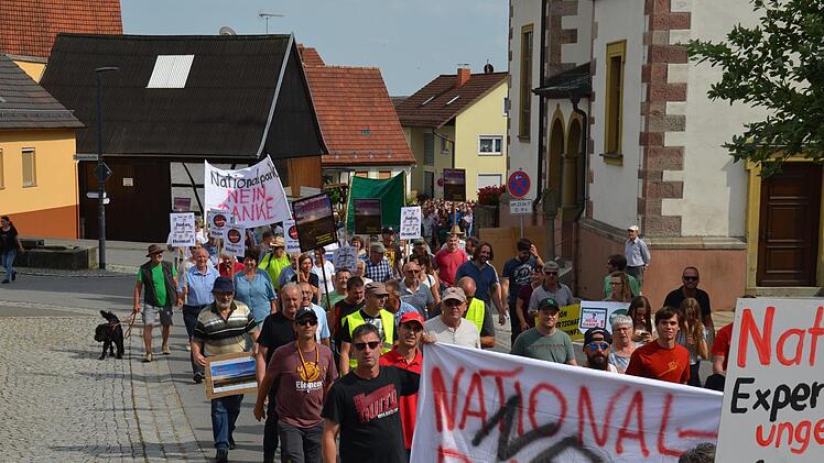 Wie viele Gegner genau am 23. Juni in Stangenroth demonstrierten, ist nicht bekannt, die Polizei spricht von tausend Teilnehmern, die Veranstalter von deutlich mehr. Dass sich einige wenige von ihnen im Ton vergriffen, stößt auch bei den Bürgermeistern auf Kritik. Foto: Archiv/Kathrin Kupka-Hahn