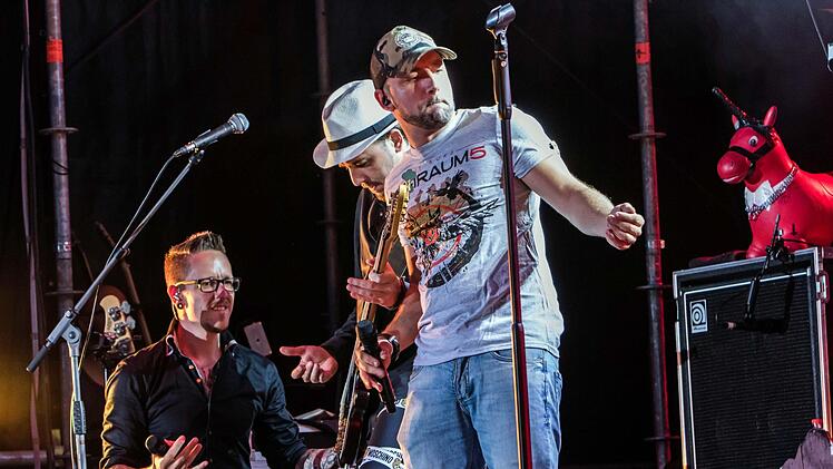Seiler & Speer begeisterten das Publikum im Schlosshof von Tambach. Foto: Jochen Berger