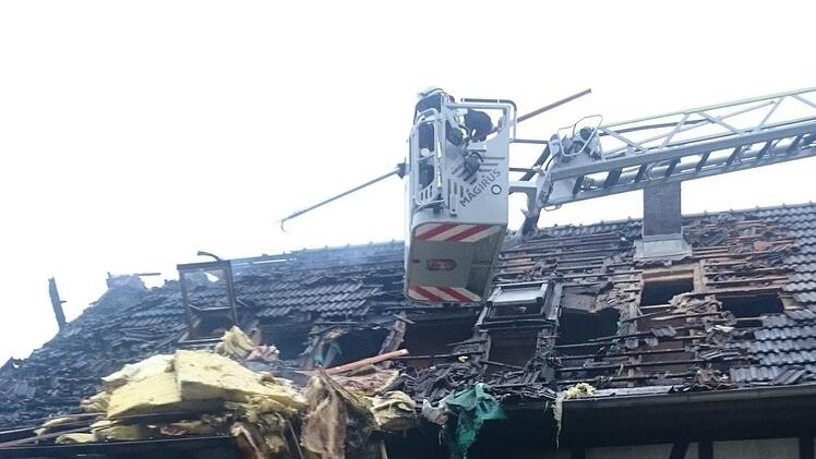 Aufräumarbeiten nach dem Brand in Oettingshausen. Foto: Berthold Köhler