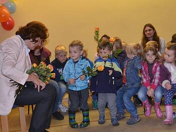 Jedes Kind verabschiedete sich von der Kindergartenleiterin Marga Gwosdek mit einer Rose.