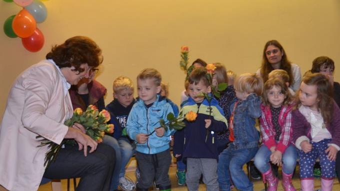 Jedes Kind verabschiedete sich von der Kindergartenleiterin Marga Gwosdek mit einer Rose.