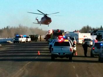 Dieses von 650 CKOM/980 CJME zur Verf&uuml;gung gestellte Foto zeigt einen Helikopter, der &uuml;ber dem Unfallort fliegt, an dem bei einem Busungl&uuml;ck mindestens 14 Menschen ums Leben gekommen sind. Ein furchtbares Ende hat die Busreise eines jungen kanadischen Eishockeyteams genommen. Foto: Uncredited/650 CKOM/980 CJME/AP/dpa