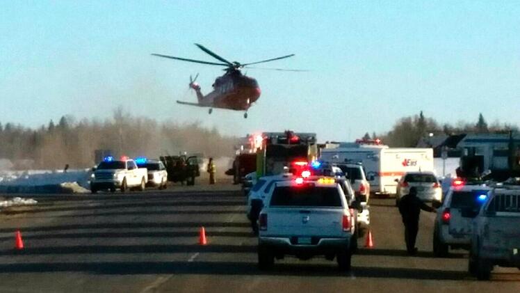 Dieses von 650 CKOM/980 CJME zur Verfügung gestellte Foto zeigt einen Helikopter, der über dem Unfallort fliegt, an dem bei einem Busunglück mindestens 14 Menschen ums Leben gekommen sind. Ein furchtbares Ende hat die Busreise eines jungen kanadischen Eishockeyteams genommen. Foto: Uncredited/650 CKOM/980 CJME/AP/dpa