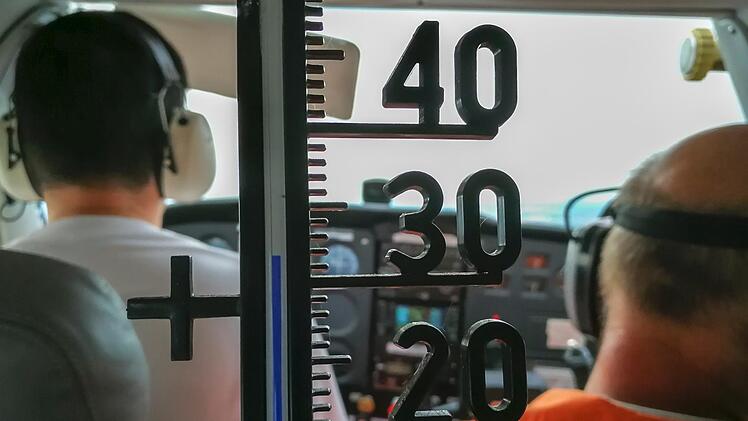 Mehr als 30 Grad Celsius misst das Thermometer im Cockpit.Stephan Großmann