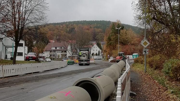 Die Rohre für den neuen Kanal liegen schon bereit.Foto: Katrin Geyer