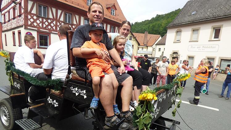 Eine alte Pferdekutsche, umgebaut als Traktoranhänger ist ein  absoluter Hingucker.